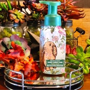Bath & Body Works Foaming Hand Soap Sweet Carrot Cake 8.75 Fl Oz Bunny Bottle